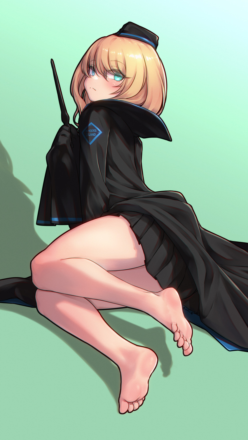 1girl absurdres arknights bare_legs barefoot black_coat black_headwear black_skirt blonde_hair blue_eyes closed_mouth coat durin_(arknights) from_behind full_body gradient_background green_background hat highres holding holding_wand long_sleeves looking_at_viewer looking_back mini_hat miniskirt pleated_skirt short_hair skirt sleeves_past_fingers sleeves_past_wrists solo wand yamauchi_(conan-comy)