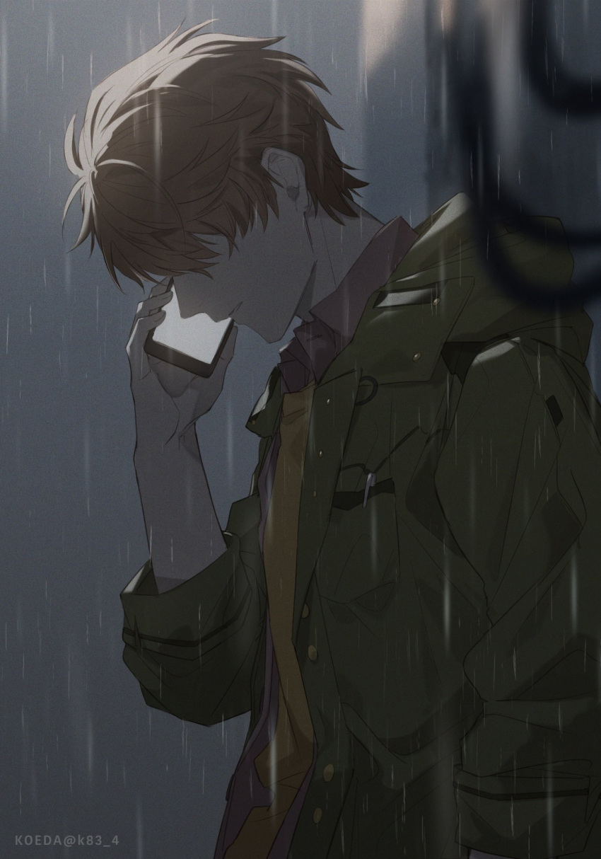 1boy artist_name bangs blurry blurry_foreground brown_hair closed_mouth green_jacket highres holding holding_phone jacket koeda_(k83_4) long_sleeves luke_pearce_(tears_of_themis) male_focus night night_sky outdoors phone rain shirt short_hair sky solo tears_of_themis yellow_shirt