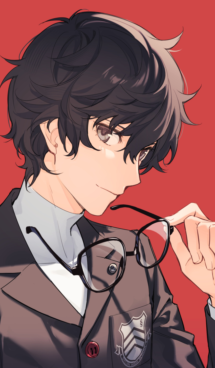 1boy amamiya_kokoro bangs black-framed_eyewear black_eyes black_hair buttons closed_mouth commentary_request fingernails glasses hair_between_eyes highres holding holding_eyewear long_sleeves looking_at_viewer male_focus messy_hair persona persona_5 red_background school_uniform shirt shuujin_academy_school_uniform simple_background smile solo tsubsa_syaoin turtleneck uniform white_shirt