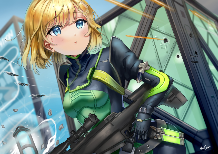 1girl absurdres bangs blonde_hair blue_eyes bodysuit breasts bullet cosplay green_bodysuit gun hair_ornament highres holding holding_gun holding_weapon hololive hololive_english knife monocle_hair_ornament parted_lips rifle short_hair sniper_rifle solo upper_body valorant viper_(valorant) viper_(valorant)_(cosplay) virtual_youtuber volar_uwu watson_amelia weapon wind