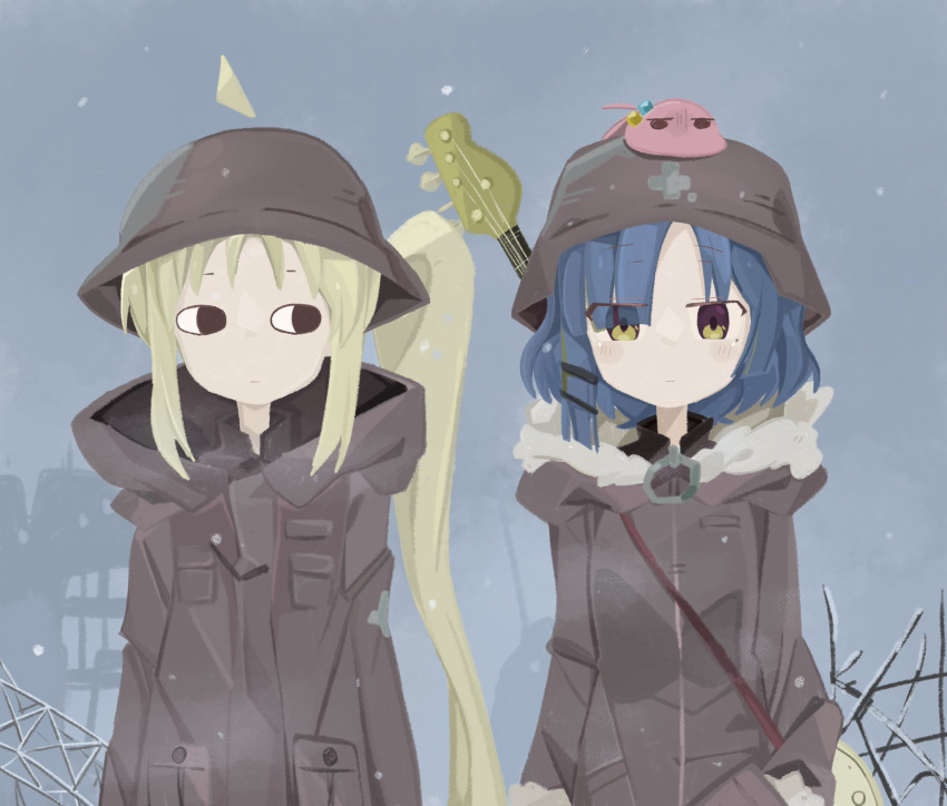 &lt;o&gt;_&lt;o&gt; 2girls ahoge bass_guitar blonde_hair blue_hair bocchi_the_rock! chito_(shoujo_shuumatsu_ryokou) chito_(shoujo_shuumatsu_ryokou)_(cosplay) cosplay fur_trim gotou_hitori_(tsuchinoko) helmet highres ijichi_nijika instrument jacket long_hair multiple_girls naaga_sonomono outdoors short_hair shoujo_shuumatsu_ryokou side_ponytail snowing yamada_ryou yellow_eyes yuuri_(shoujo_shuumatsu_ryokou) yuuri_(shoujo_shuumatsu_ryokou)_(cosplay)