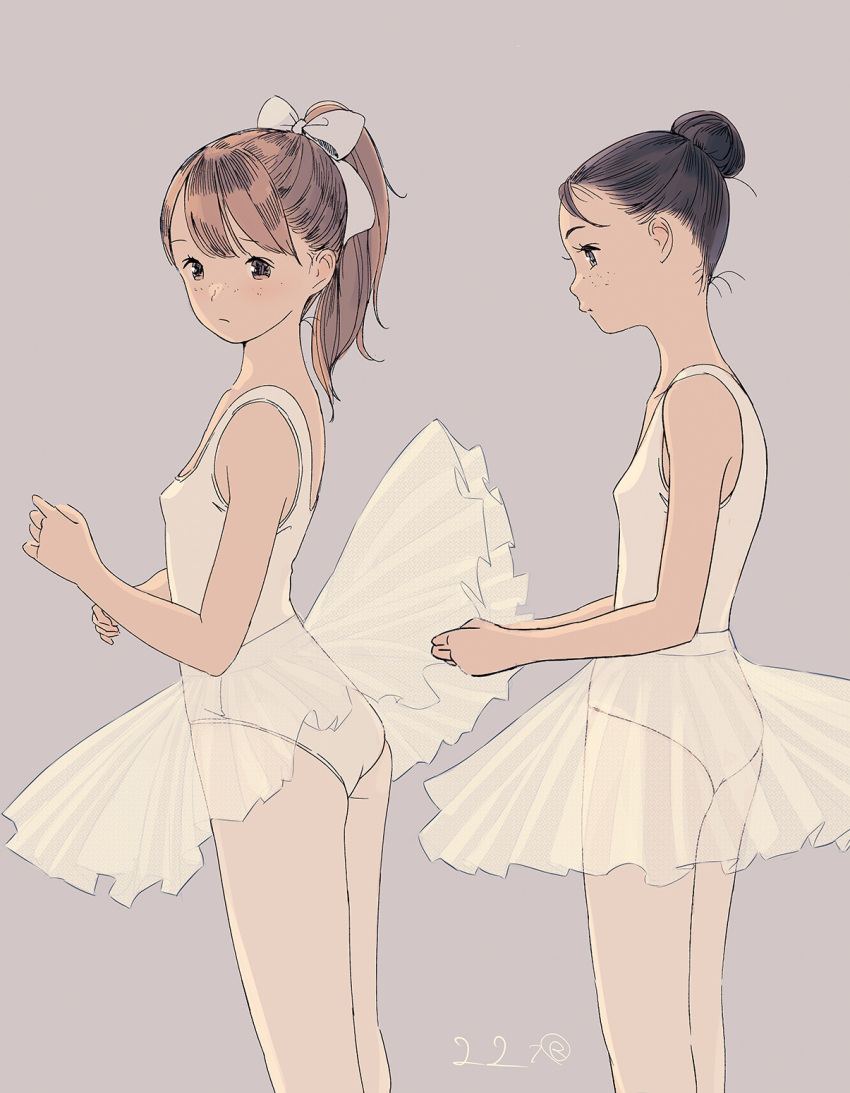 2girls ass black_hair bow breasts brown_eyes brown_hair commentary_request grey_background hair_bow hair_bun highres kokudou_juunigou leotard long_hair looking_back multiple_girls original pantyhose ponytail ribbon see-through simple_background skirt small_breasts thighs tutu white_leotard white_pantyhose white_skirt