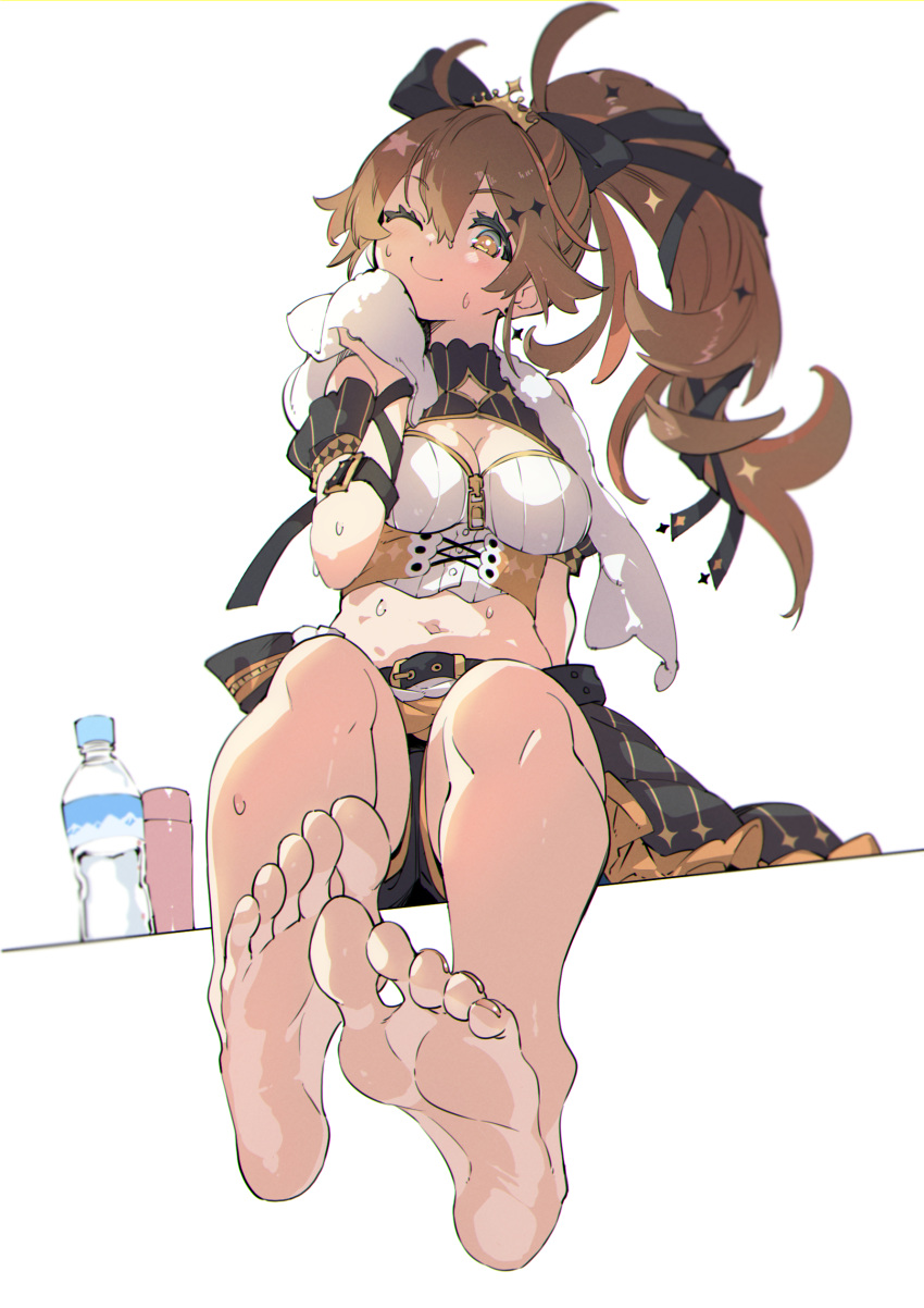 1girl absurdres ahoge barefoot black_ribbon black_shorts bottle bow breasts brown_hair cleavage_cutout closed_mouth clothing_cutout commission crop_top crown feet foot_focus foreshortening full_body hair_between_eyes hair_bow hair_ribbon hand_up highres long_hair looking_at_viewer medium_breasts midriff mini_crown navel one_eye_closed pixiv_commission ponytail re:act ribbon shadow shishigami_leona shorts shorts_under_skirt sidelocks sitting skirt smile soles solo toenails toes towel ushiki_yoshitaka virtual_youtuber water_bottle wiping_sweat