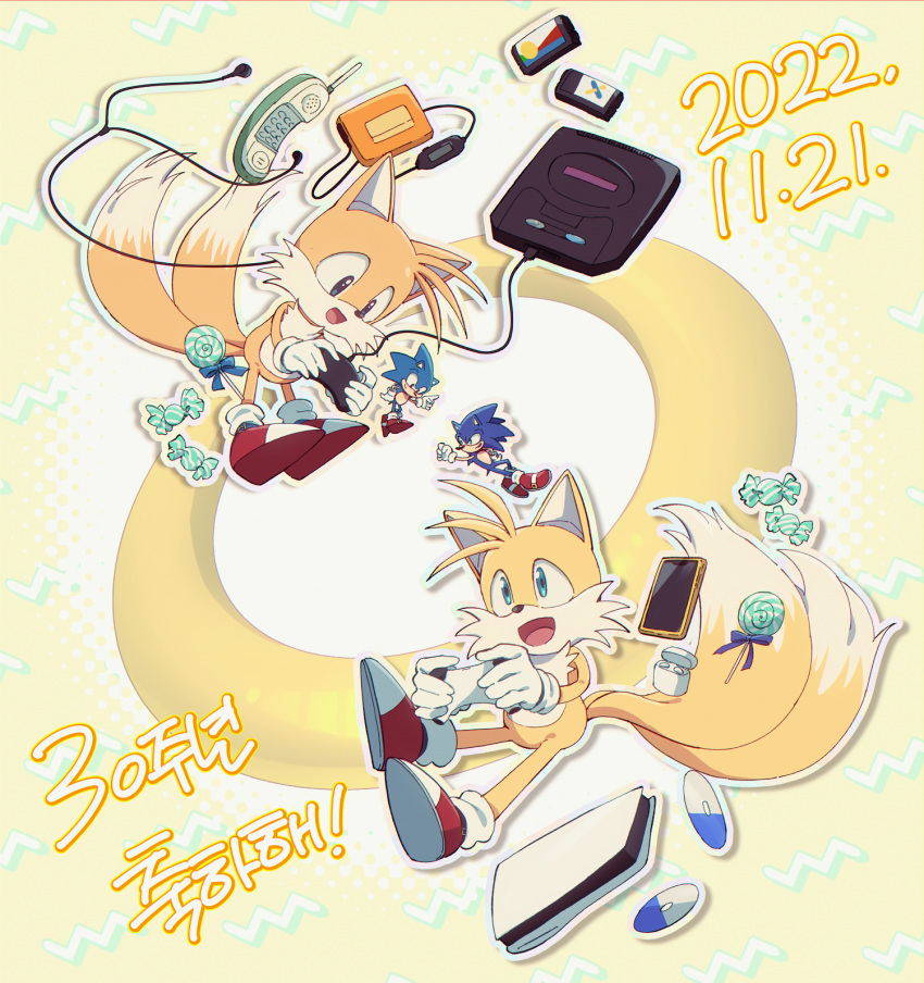 4boys animal_ears animal_nose banri_0917 blue_eyes body_fur candy cd cellphone commentary_request controller dated food fox_boy fox_ears fox_tail full_body furry furry_male game_console game_controller gloves highres holding holding_controller holding_game_controller korean_commentary korean_text lollipop looking_at_another male_focus multiple_boys multiple_tails open_mouth phone playstation_5 red_footwear sega_mega_drive shoes smartphone smile sonic_(series) sonic_the_hedgehog sonic_the_hedgehog_(classic) tail tails_(sonic) translation_request two_tails walkman white_gloves yellow_background