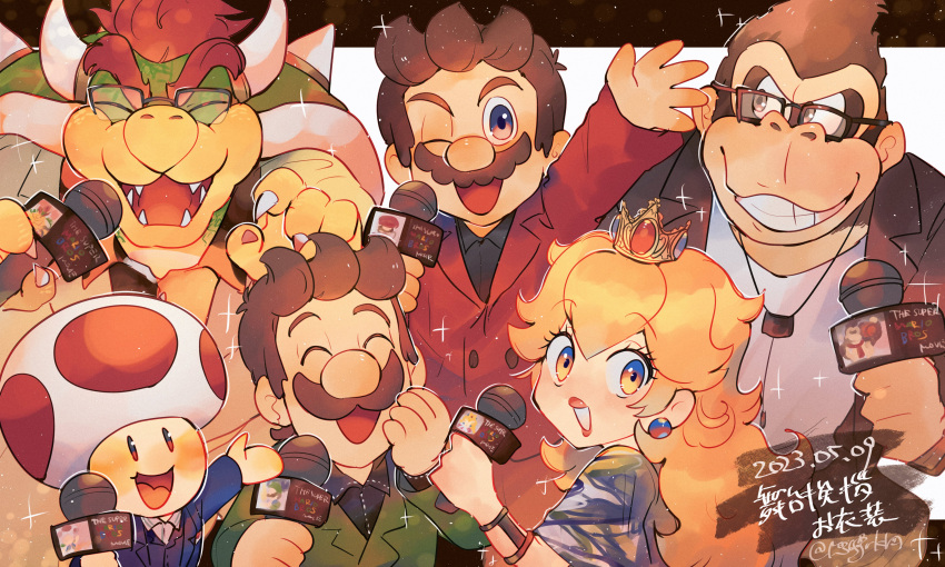 1girl 5boys absurdres animal_ears black_shirt blonde_hair blue_eyes blue_jacket bowser bracelet brown_hair claws closed_eyes collared_shirt crown donkey_kong facial_hair fangs glasses green_jacket grin hanaon hand_to_own_face highres holding holding_microphone horns jacket jewelry long_hair luigi mario mario_(series) microphone mini_crown monkey multicolored_eyes multiple_boys mushroom mustache one_eye_closed open_mouth orange_eyes parted_lips princess_peach red_hair red_jacket shirt short_hair smile sparkle teeth thick_eyebrows toad_(mario) twitter_username