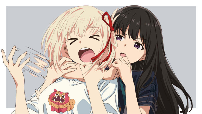 &gt;_&lt; 2girls :o angry asada7101 black_hair blonde_hair breasts grey_background hair_ribbon hand_up inoue_takina large_breasts long_hair looking_at_another lycoris_recoil multiple_girls nishikigi_chisato official_style open_mouth purple_eyes red_ribbon ribbon short_hair short_sleeves surprised