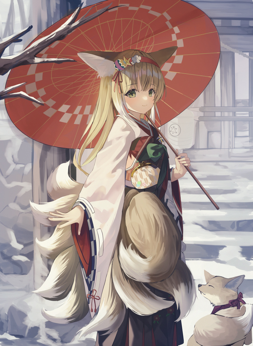 1girl absurdres amelcia_(pyj5341t) animal animal_ear_fluff animal_ears arknights black_hakama blonde_hair chinese_knot closed_mouth coin_purse commentary feet_out_of_frame floral_print flower fox fox_ears fox_girl fox_tail from_side green_eyes hair_flower hair_ornament hairband hakama hakama_skirt highres japanese_clothes kimono kitsune kyuubi long_hair long_sleeves looking_at_viewer multicolored_hair multiple_tails obi official_alternate_costume oil-paper_umbrella outdoors pinwheel pleated_skirt red_hairband red_umbrella sash skirt smile snow solo standing suzuran_(arknights) suzuran_(yukibare)_(arknights) tail tassel two-tone_hair umbrella white_hair white_kimono wide_sleeves yagasuri