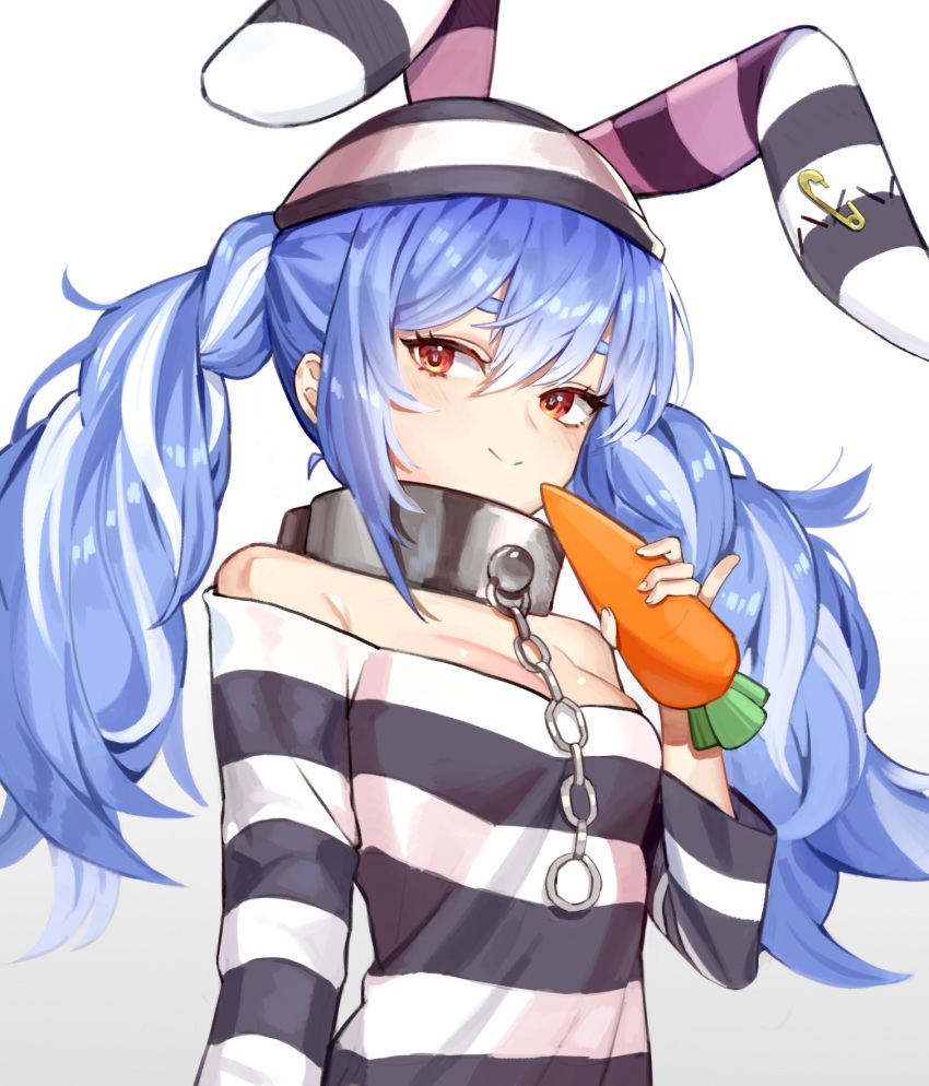 1girl animal_hat bare_shoulders blue_hair breasts carrot closed_mouth collar commentary facing_viewer hat highres holding holding_carrot hololive long_hair looking_ahead metal_collar multicolored_hair nogong prison_clothes rabbit_hat red_eyes simple_background small_breasts smile solo twintails upper_body usada_pekora virtual_youtuber white_background