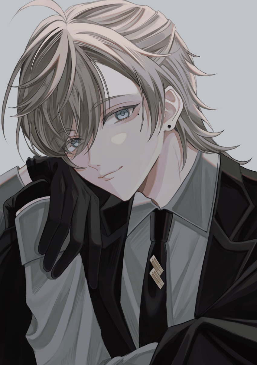 1boy black_gloves black_jacket black_necktie black_suit blue_eyes closed_mouth collared_shirt earrings gloves grey_background highres jacket jewelry kanae_(nijisanji) light_brown_hair looking_at_viewer male_focus medium_hair mole mole_under_eye necktie nijisanji shirt simple_background smile solo sosaku_25 suit upper_body white_shirt