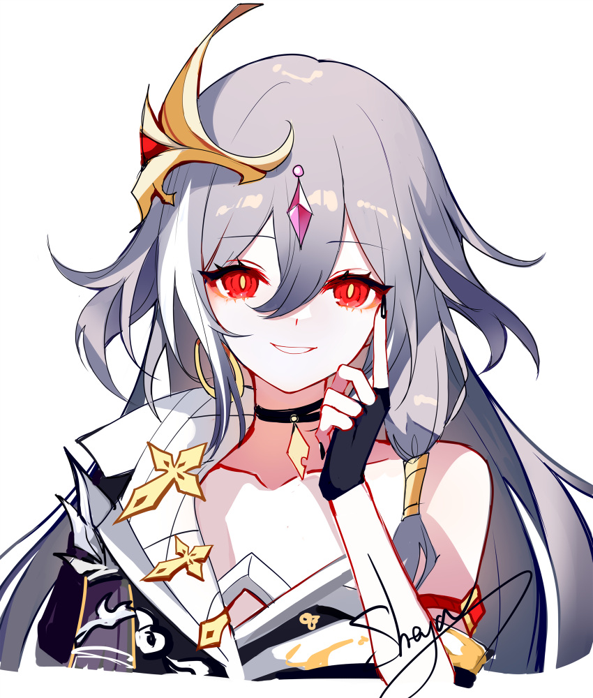 1girl artist_name black_choker black_gloves black_nails choker collarbone commentary_request fu_hua gloves grey_hair grin hand_up highres honkai_(series) honkai_impact_3rd long_hair looking_at_viewer nail_polish red_eyes sheya signature simple_background single_bare_shoulder smile solo upper_body very_long_hair white_background