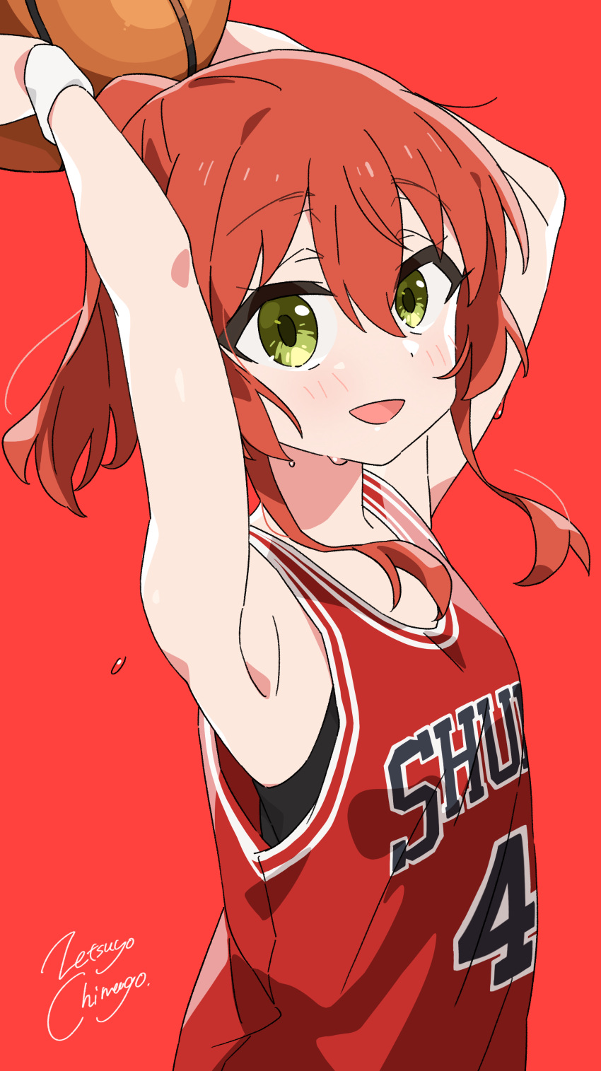 1girl absurdres armpits arms_up artist_name ball basketball_(object) basketball_uniform blush bocchi_the_rock! green_eyes hair_between_eyes highres holding holding_ball kita_ikuyo long_hair ponytail red_background red_hair red_shirt shirt signature simple_background sleeveless sleeveless_shirt solo sportswear sweat white_wristband wristband zetsuyo_chimayo