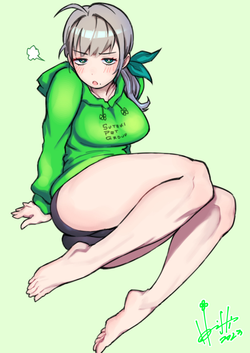 1girl ahoge bare_legs barefoot bike_shorts black_shorts blush breasts dated feet full_body green_background green_eyes green_hoodie green_ribbon grey_hair hair_over_shoulder hair_ribbon highres hood hood_down hoodie hori_shin impossible_clothes jitome knees_together_feet_apart large_breasts legs long_hair long_sleeves looking_at_viewer mole mole_under_mouth on_ground open_mouth original ponytail ribbon short_shorts shorts sidelocks signature solo thighs toes