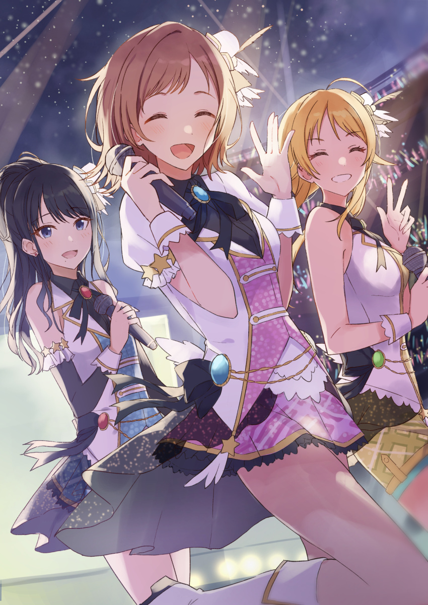 3girls ^_^ ahoge bare_shoulders black_hair blonde_hair blue_dress blue_eyes blurry blurry_background blush boots breasts brooch brown_hair closed_eyes cowboy_shot detached_sleeves dress glowstick grin hachimiya_meguru hal_ogura hat hat_feather highres holding holding_microphone idolmaster idolmaster_shiny_colors illumination_stars_(idolmaster) jacket jewelry kazano_hiori knee_boots large_breasts light_brown_hair long_hair looking_at_viewer low_twintails medium_breasts microphone mini_hat mole mole_under_mouth multiple_girls open_mouth overskirt pink_dress ponytail sakuragi_mano screen short_sleeves shorts sleeveless sleeveless_jacket smile stage stage_lights standing standing_on_one_leg star_(symbol) twintails v w white_jacket white_wrist_cuffs yellow_shorts