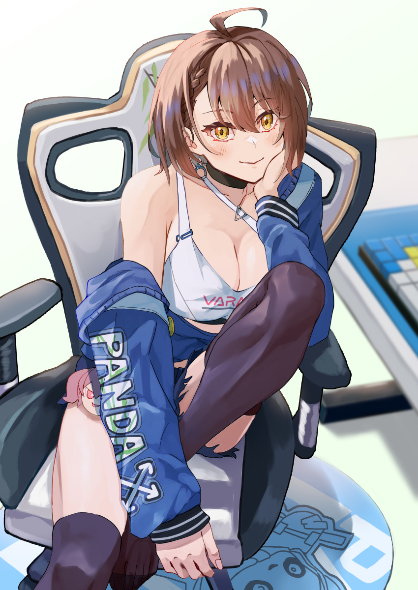 1girl absurdres ahoge animal_print azur_lane baltimore_(azur_lane) black_choker black_thighhighs blurry blurry_background blush breasts bremerton_(azur_lane) brown_hair character_doll choker cleavage commentary_request foot_out_of_frame gradient_background green_background hand_up highres kento_(kentdrawing) large_breasts looking_at_viewer midriff_peek off_shoulder panda short_hair single_bare_shoulder sitting solo sports_bra swivel_chair thighhighs thighs yellow_eyes