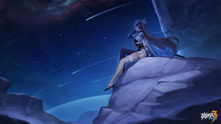 1girl arm_support asymmetrical_legwear black_footwear chinese_commentary highres honkai_(series) honkai_impact_3rd logo night official_art official_wallpaper outdoors peacock_feathers sitting sky solo vita_(honkai_impact)