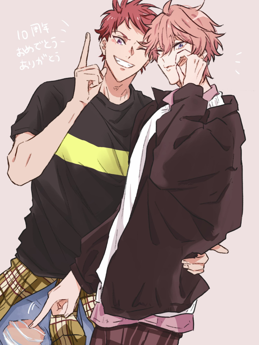 2boys bishounen black_shirt free! highres male_focus multiple_boys nini_mon_fr one_eye_closed pink_background pink_hair red_hair shigino_kisumi shiina_asahi shirt short_hair simple_background single_arm_hug smile torn_clothes translation_request white_shirt