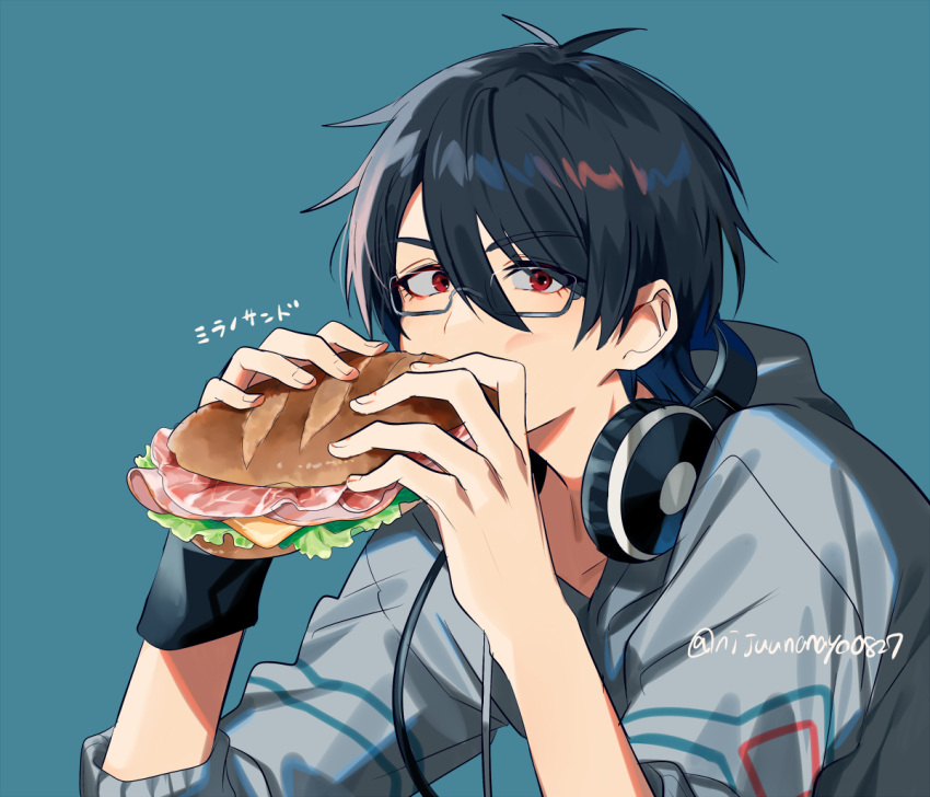 1boy black_hair blue_background commentary_request cowlick eating food glasses grey_hoodie hands_up headphones headphones_around_neck holding_sandwich hood hoodie male_focus miyukiyo nijisanji rectangular_eyewear red_eyes sandwich short_hair simple_background solo translation_request twitter_username upper_body virtual_youtuber yumeoi_kakeru yumeoi_kakeru_(4th_costume)