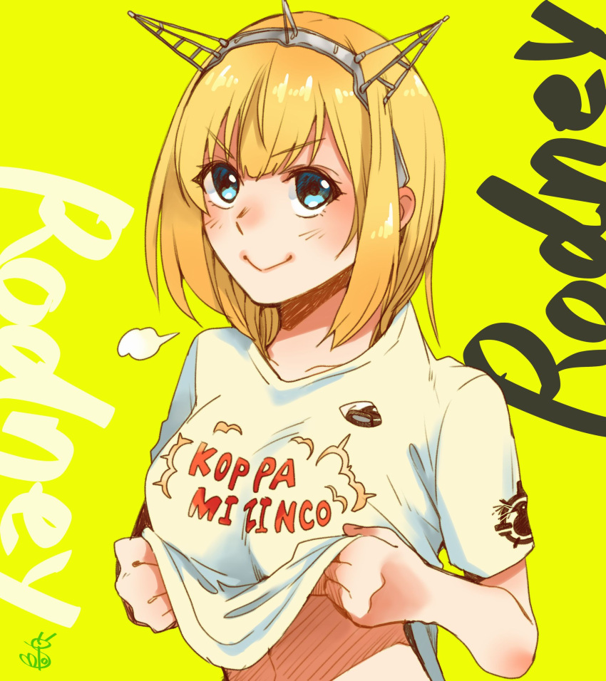 1girl =3 alternate_costume blonde_hair blue_eyes breasts character_name clothes_lift clothes_writing headgear highres kantai_collection lifted_by_self looking_at_viewer medium_breasts oeoeuhoho rodney_(kancolle) shirt shirt_lift short_hair short_sleeves simple_background smile solo t-shirt upper_body white_shirt yellow_background