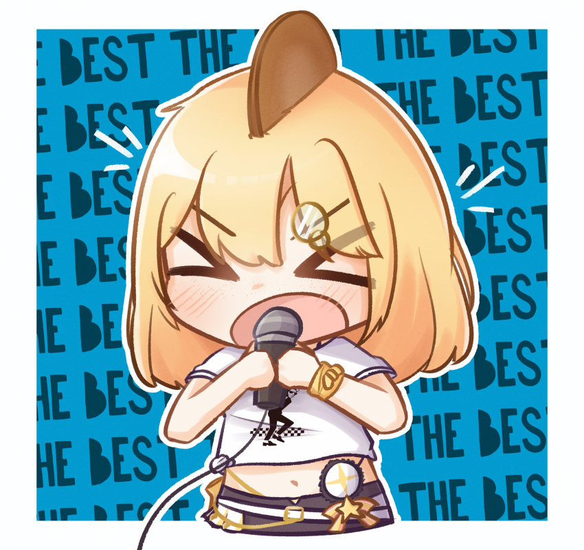 &gt;_&lt; 1girl blonde_hair blue_background cable emphasis_lines english_text foo_fighters_(band) hair_ornament highres holding holding_microphone hololive hololive_english medium_hair microphone midriff monocle_hair_ornament moon_ldl music open_mouth shirt singing solo t-shirt virtual_youtuber watson_amelia white_shirt