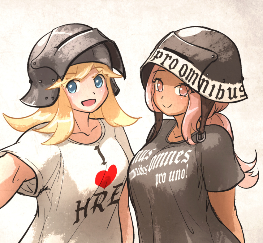 2girls :d black_shirt blonde_hair breasts closed_mouth clothes_writing collarbone english_text green_eyes grey_background helmet highres i_heart... ironlily large_breasts latin_text long_hair multiple_girls open_mouth original pink_hair ponytail shirt short_sleeves smile translation_request upper_body visor_(armor) visor_lift white_shirt