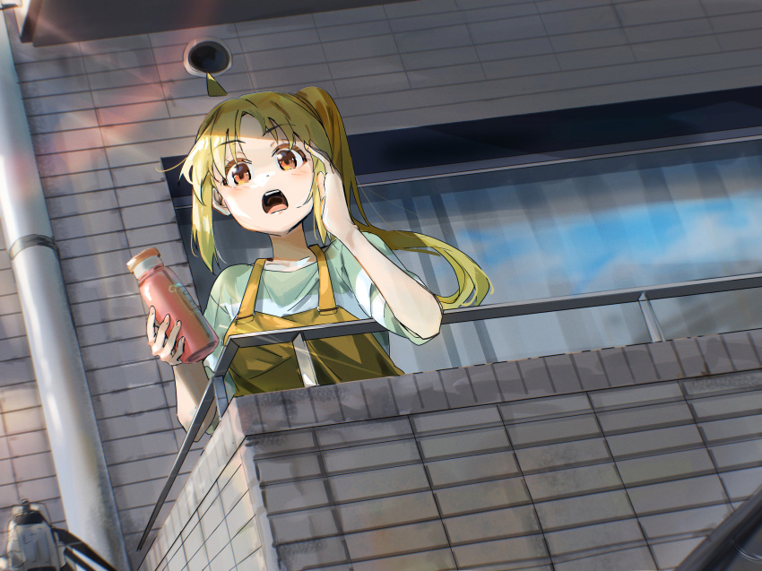 1girl ahoge apron balcony blonde_hair bocchi_the_rock! bottle brown_apron brown_eyes calling dutch_angle from_below funi_mu9 green_shirt hand_up high_side_ponytail highres holding holding_bottle ijichi_nijika lens_flare long_hair looking_at_viewer open_mouth orange_eyes outdoors parted_bangs shirt short_sleeves sidelocks solo standing t-shirt yellow_apron