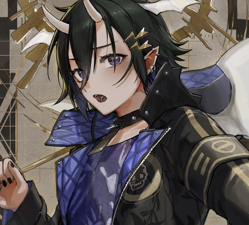 1boy :o armband black_armband black_collar black_hair black_jacket black_nails brown_background collar demon_wings devil_janai_mon_(vocaloid) double-parted_bangs ear_piercing earrings fang hair_between_eyes hair_ornament hairclip highres holding holding_polearm holding_weapon holostars hood hood_down hooded_jacket horns jacket jewelry jyakku kanade_izuru lightning_bolt_hair_ornament lightning_bolt_symbol looking_at_viewer male_focus oni_horns open_clothes open_jacket open_mouth over_shoulder padded_jacket piercing pointy_ears polearm purple_eyes purple_shirt shirt short_hair solo spiked_collar spikes sunburst teeth tile_background two-sided_fabric two-sided_jacket upper_body virtual_youtuber weapon weapon_over_shoulder white_horns white_wings wings zipper