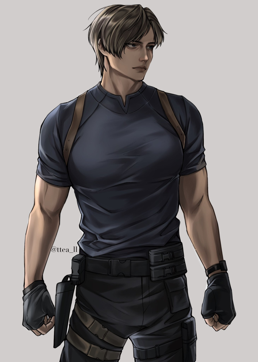 1boy belt black_gloves brown_hair cowboy_shot curtained_hair fingerless_gloves gloves grey_background highres holster leon_s._kennedy looking_to_the_side male_focus muscular muscular_male pectorals resident_evil resident_evil_4 resident_evil_4_(remake) shirt short_hair shoulder_holster simple_background solo standing t-shirt thigh_strap tight_clothes tight_shirt ttea_ll twitter_username