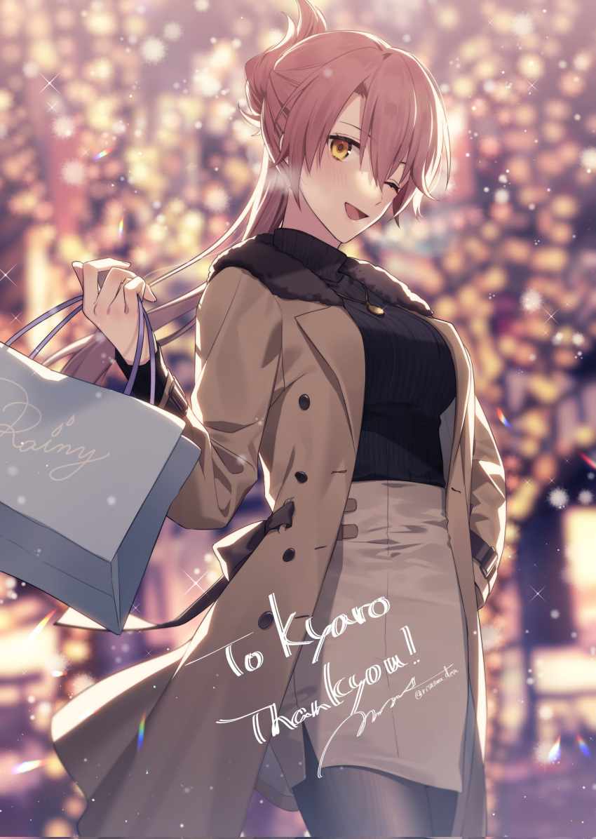 1girl bag breasts coat commission eiyuu_densetsu english_commentary english_text highres holding holding_bag jewelry large_breasts long_hair looking_at_viewer necklace night outdoors pink_hair ponytail risutora_desu sara_valestein sen_no_kiseki shopping_bag signature skeb_commission smile snow snowing solo sweater thighhighs yellow_eyes