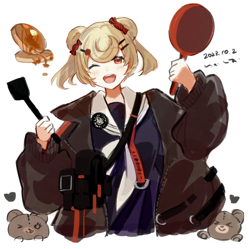 &gt;_o 1girl animal_ears arknights arms_up bag bear_ears bear_girl black_jacket blonde_hair blue_shirt butter candy_hair_ornament commentary crop_top dated food food-themed_hair_ornament frying_pan gummy_(arknights) hair_ornament heart highres holding holding_frying_pan holding_spatula jacket k-yosinori lollipop_hair_ornament looking_at_viewer neckerchief one-hour_drawing_challenge one_eye_closed open_clothes open_jacket open_mouth pancake red_eyes sailor_collar shirt signature simple_background sketch smile solo spatula stuffed_animal stuffed_toy syrup teddy_bear teeth upper_teeth_only white_background white_neckerchief white_sailor_collar