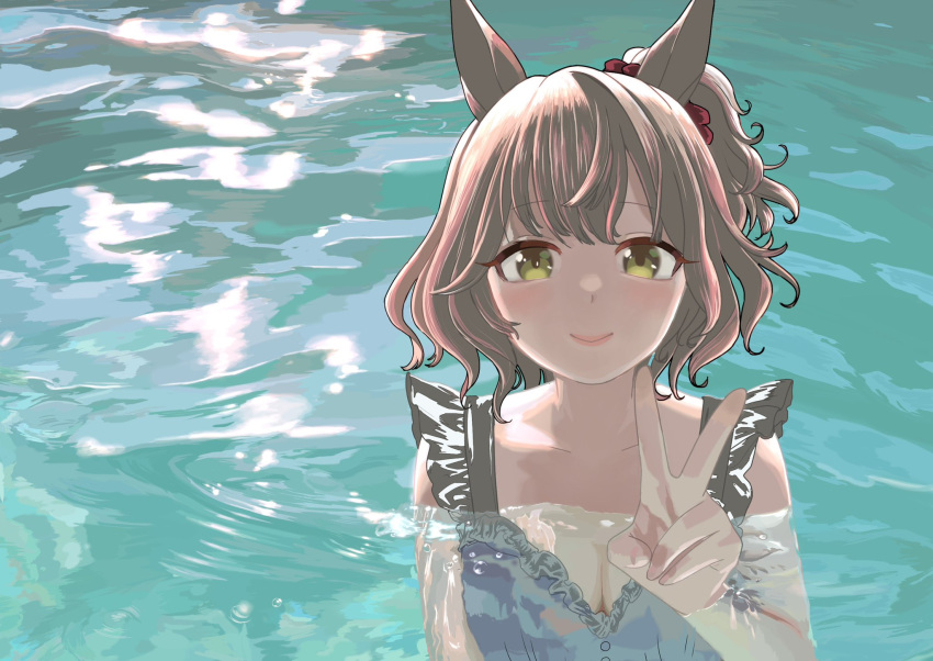 1girl animal_ears aston_machan_(umamusume) breasts brown_hair cleavage closed_mouth green_eyes hand_up highres horse_ears light_blush looking_at_viewer one-piece_swimsuit parted_lips partially_submerged short_hair side_ponytail small_breasts smile solo swimsuit umamusume upper_body v water yada_kamo