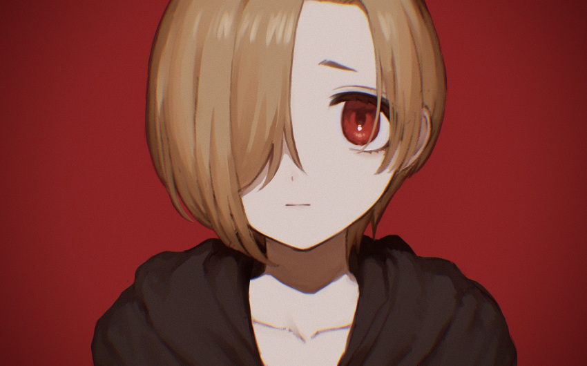 1girl asymmetrical_bangs black_hoodie blonde_hair chiyoko_(tykchiyo) collarbone expressionless hair_over_one_eye highres hood hoodie idolmaster idolmaster_cinderella_girls long_bangs looking_at_viewer one_eye_covered portrait red_background red_eyes shirasaka_koume short_hair simple_background solo