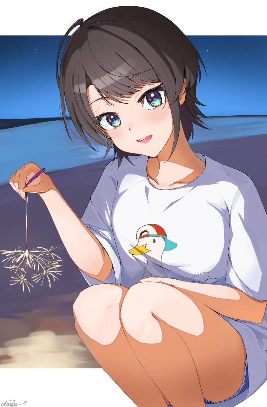 1girl absurdres beach blue_eyes brown_hair denim denim_shorts highres holding_fireworks hololive light_blush looking_at_viewer nazca_(yhan_mie) night night_sky oozora_subaru open_mouth shirt short_hair shorts sky smile solo squatting star_(sky) starry_sky subaru_duck tomboy virtual_youtuber water white_shirt