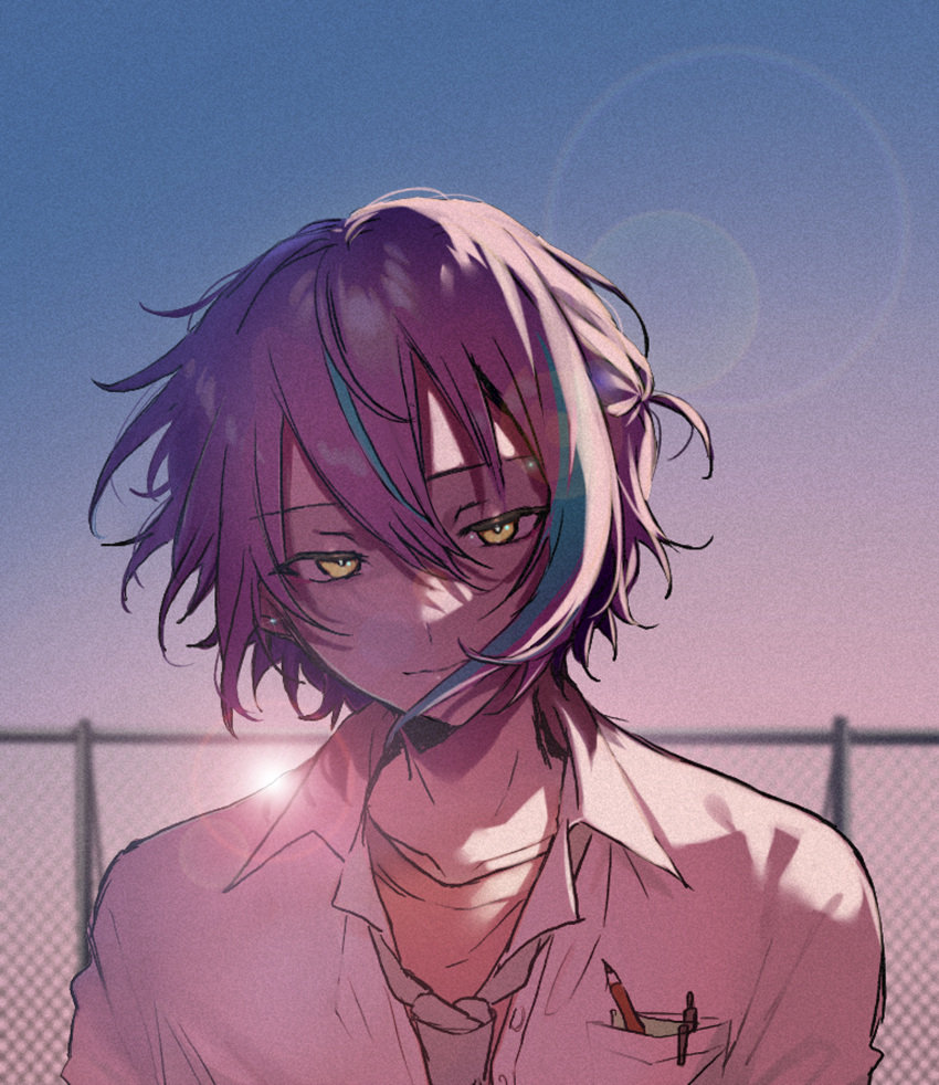 1boy aqua_hair blue_sky blurry blurry_background breast_pocket chain-link_fence chanms closed_mouth collarbone collared_shirt commentary day double-parted_bangs fence gradient_sky grey_necktie hair_between_eyes highres kamishiro_rui lens_flare long_bangs looking_at_viewer loose_necktie male_focus multicolored_hair necktie open_collar outdoors pen pen_in_pocket pencil pocket portrait project_sekai purple_hair shirt sidelighting sky solo streaked_hair t-shirt two-tone_hair unbuttoned upper_body white_shirt yellow_eyes yellow_shirt