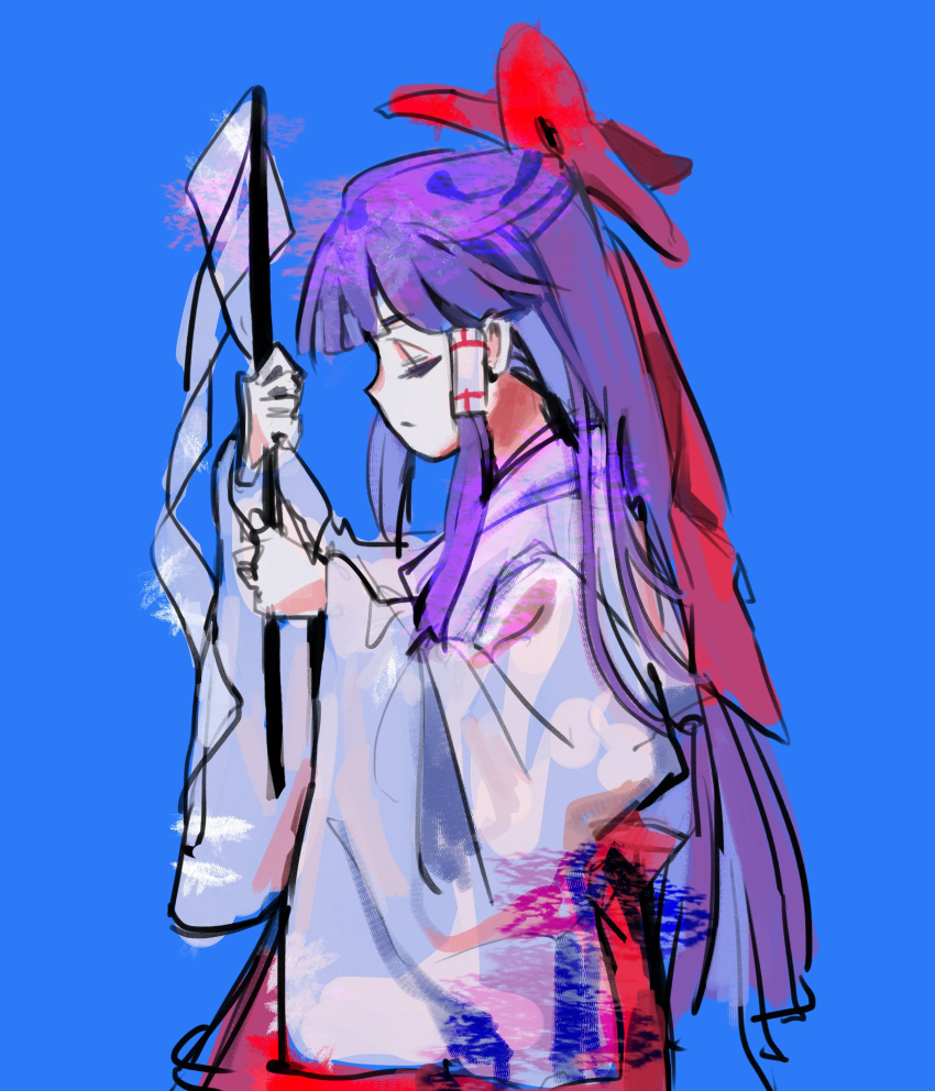 1girl absurdres blue_background bow closed_eyes closed_mouth commentary eyelashes from_side frown gohei hair_bow hair_tubes hakama hakurei_reimu hakurei_reimu_(pc-98) highres holding holding_gohei japanese_clothes kimono long_hair long_sleeves nunrb purple_hair red_bow red_hakama sidelocks simple_background solo straight_hair symbol-only_commentary touhou touhou_(pc-98) white_kimono wide_sleeves