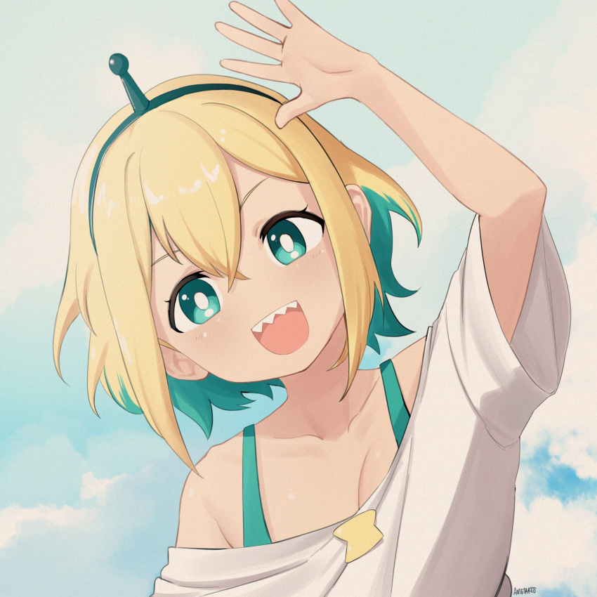 1girl amano_pikamee ameiarts arm_up artist_name black_hairband blonde_hair bright_pupils cloud cloudy_sky collarbone commentary crossed_bangs english_commentary green_eyes green_hair hairband hand_up highres multicolored_hair off-shoulder_shirt off_shoulder shirt short_hair signature sky solo upper_body virtual_youtuber voms waving white_pupils white_shirt wide_sleeves