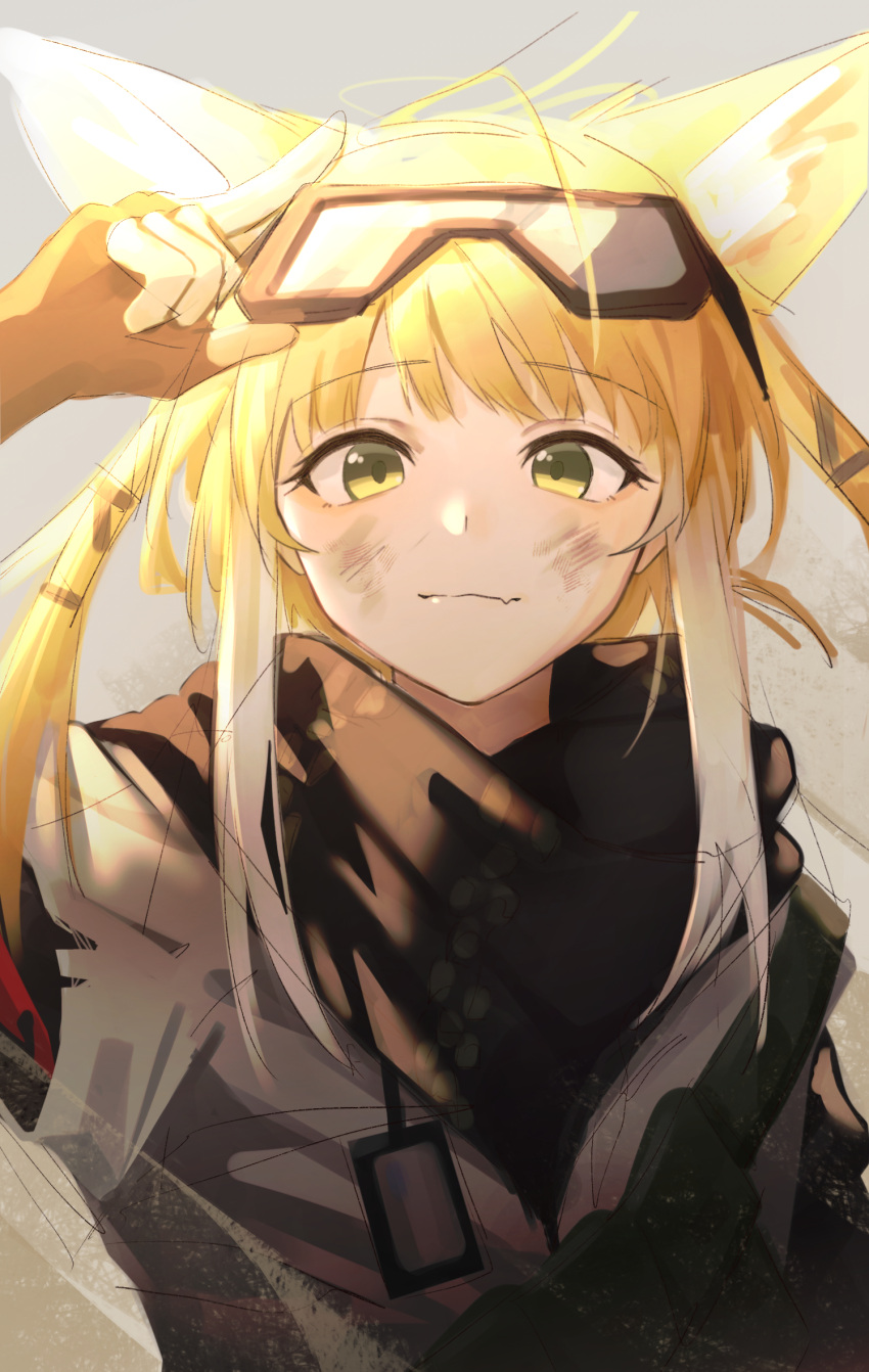 1girl arknights arm_up blonde_hair brown_gloves closed_mouth commentary dirty dirty_face fang fang_out fingerless_gloves gloves goggles goggles_on_head grey_background highres long_hair looking_at_viewer simple_background smile solo suzuran_(arknights) suzuran_(lostlands_flowering)_(arknights) sye upper_body