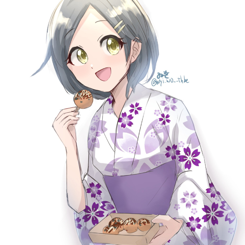 alternate_costume artist_name black_hair floral_print food hair_ornament hairclip highres japanese_clothes kantai_collection kimono kuroshio_(kancolle) one-hour_drawing_challenge parted_bangs short_hair simple_background smile takoyaki twitter_username upper_body white_background white_kimono wiwo yellow_eyes yukata