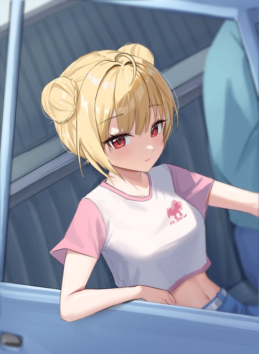 1girl 1other ahoge blonde_hair blue_pants blush breasts car closed_mouth commentary_request crop_top denim double_bun hair_bun highres jingburger korean_commentary light_smile looking_at_viewer medium_breasts midriff motor_vehicle navel pants red_eyes rinrasetsu short_sleeves sitting solo_focus stomach virtual_youtuber waktaverse