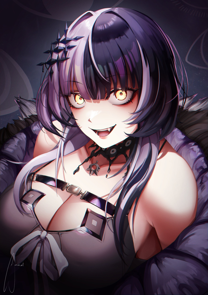 1girl absurdres black_background black_coat black_hair breasts chest_belt choker cleavage coat fang fur-trimmed_coat fur_trim glowing glowing_eyes grey_hair grin hair_ornament highres hololive hololive_english jamwes looking_at_viewer medium_breasts multicolored_hair open_mouth shiori_novella simple_background smile solo split-color_hair two_side_up upper_body virtual_youtuber yellow_eyes