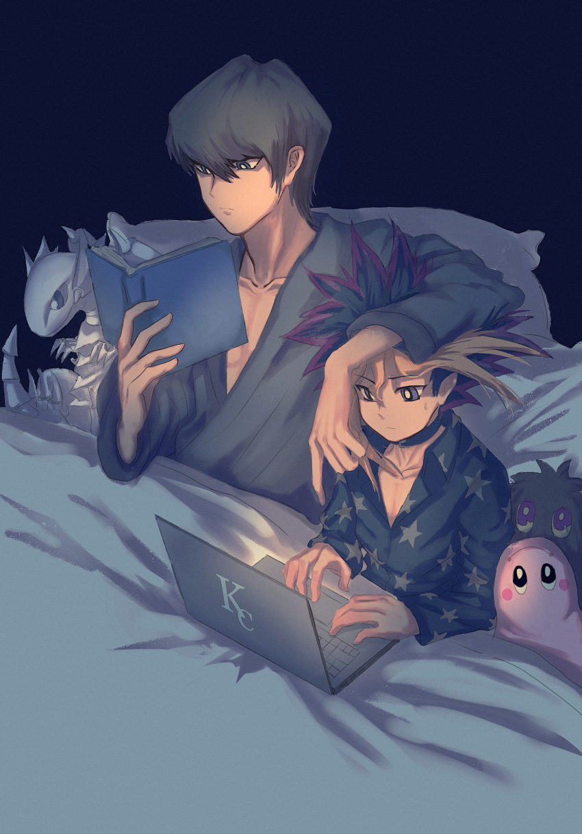 alternate_costume arm_on_another's_head black_eyes black_hair blonde_hair blue-eyes_toon_dragon blue_eyes book brown_hair commentary_request computer couple duel_monster highres holding holding_book kaiba_seto kuriboh laptop male_focus multicolored_hair mutou_yuugi pajamas pectoral_cleavage pectorals pillow red_hair short_hair spot_dian stuffed_toy under_covers yaoi yu-gi-oh! yu-gi-oh!_duel_monsters