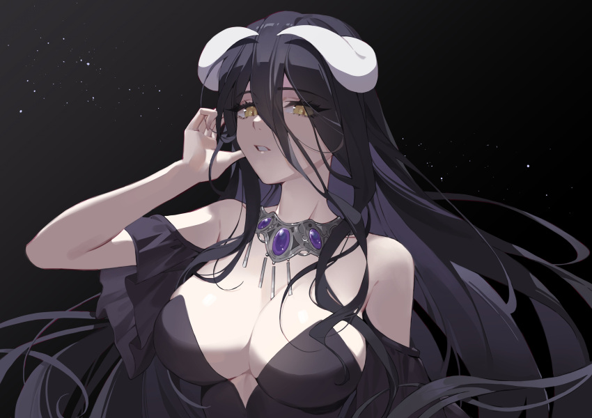 1girl absurdres albedo_(overlord) black_background black_dress black_hair blonde_hair breasts cleavage_cutout clothing_cutout demon_girl demon_horns dress gold_necklace highres horns jewelry large_breasts long_bangs looking_at_viewer necklace overlord_(maruyama) parted_lips sidelocks solo strapless strapless_dress teeth upper_body yoru_(0_0yoru)