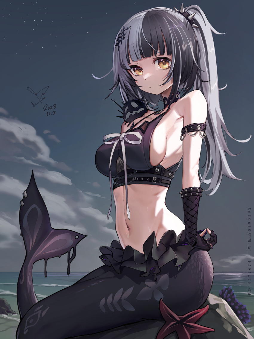 1girl absurdres black_gloves black_hair black_sky breasts cloud fins fish_tail gloves grey_hair hairband highres hololive hololive_english large_breasts mermaid monster_girl multicolored_hair navel partially_fingerless_gloves ponytail qiaogun_damodao shiori_novella sidelocks sky spiked_hairband spikes split-color_hair tail virtual_youtuber water yellow_eyes yorick_(shiori_novella)