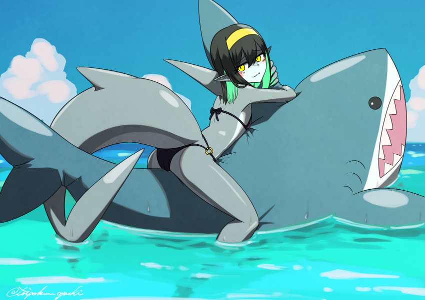 1girl :3 absurdres artist_name bikini black_bikini black_hair blue_background blush claws closed_mouth cloud colored_inner_hair colored_skin dorsal_fin fins fish_tail flat_chest full_body green_hair grey_skin hairband highres inflatable_shark inflatable_toy looking_at_viewer looking_back monster_girl multicolored_hair multicolored_skin ocean original outdoors pointy_ears shark_girl shark_tail sitting sky slit_pupils soaking_feet solo swimsuit tail toipokun_oyashi twitter_username water wet yellow_eyes yellow_hairband