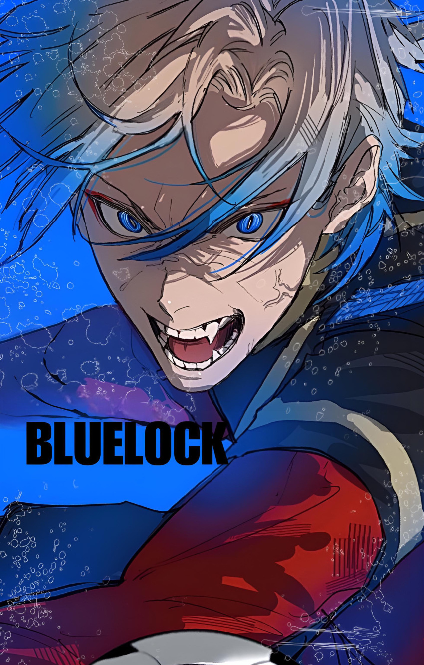 1boy absurdres anger_vein angry blonde_hair blue_background blue_eyes blue_hair blue_lock blue_shirt bo_toike57 fang floating_hair highres looking_at_viewer male_focus michael_kaiser multicolored_hair open_mouth parted_bangs red_sleeves shirt simple_background soccer_uniform solo sportswear streaked_hair sweatdrop teeth two-tone_hair upper_body