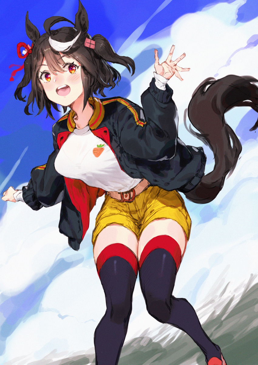 1girl absurdres ahoge animal_ears belt black_hair black_jacket black_thighhighs blue_sky carrot_print casual cloud cloudy_sky codename47 commentary day denim denim_shorts food_print hair_ornament highres horse_ears horse_girl horse_tail jacket kitasan_black_(umamusume) long_sleeves looking_at_viewer multicolored_hair open_clothes open_jacket open_mouth outdoors pink_belt red_eyes red_footwear shirt shoes short_hair short_shorts shorts sky smile solo standing streaked_hair t-shirt tail thighhighs two_side_up umamusume waving white_shirt yellow_shorts