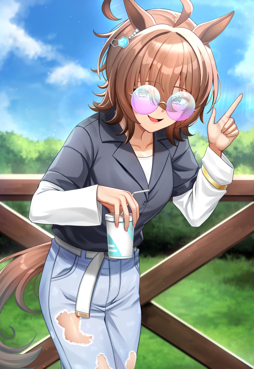 1girl against_fence agnes_tachyon_(umamusume) ahoge animal_ears bespectacled black_shirt blue_sky blurry blurry_background bracelet brown_hair chemical_structure cloud cloudy_sky collarbone collared_shirt commentary_request cowboy_shot cup denim disposable_cup drinking_straw earrings fence glasses grass hair_between_eyes highres holding holding_cup horse_ears horse_girl horse_tail jeans jewelry long_sleeves looking_at_viewer mixed-language_commentary motsushi official_alternate_costume open_mouth outdoors pants pointing pointing_up red_eyes round_eyewear shirt short_hair single_earring sky smile solo sunglasses tail torn_clothes torn_jeans torn_pants umamusume white_shirt