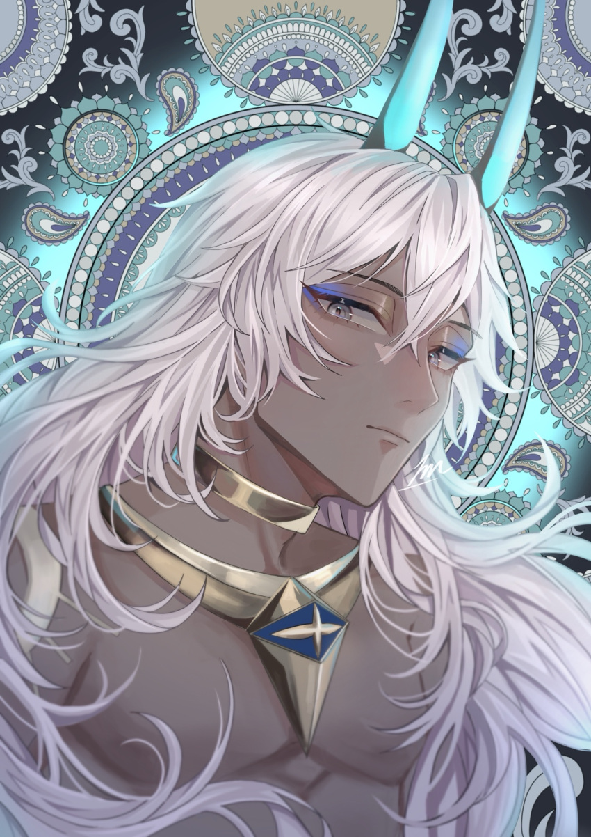 1boy arjuna_(fate) arjuna_alter_(fate) bare_pectorals blue_horns dark-skinned_male dark_skin expressionless fate/grand_order fate_(series) glowing_horns grey_eyes highres horns ichimichi_111 jewelry long_hair looking_at_viewer male_focus mosaic_background necklace pectorals solo topless_male upper_body white_hair