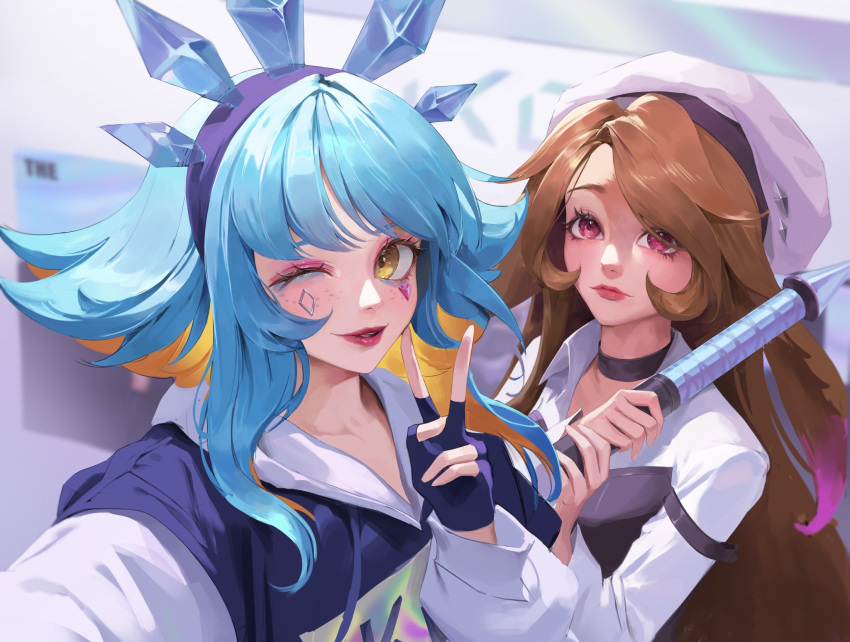 2girls beret black_gloves blue_hair brown_hair chameleon_girl closed_mouth fingerless_gloves gloves hair_between_eyes hat highres k/da_(league_of_legends) league_of_legends lillia_(league_of_legends) long_hair looking_at_viewer makeup multiple_girls neeko_(league_of_legends) official_alternate_costume official_alternate_hairstyle one_eye_closed pink_eyes sidelocks smile syami_(choiimi) teamfight_tactics upper_body v white_headwear yellow_eyes