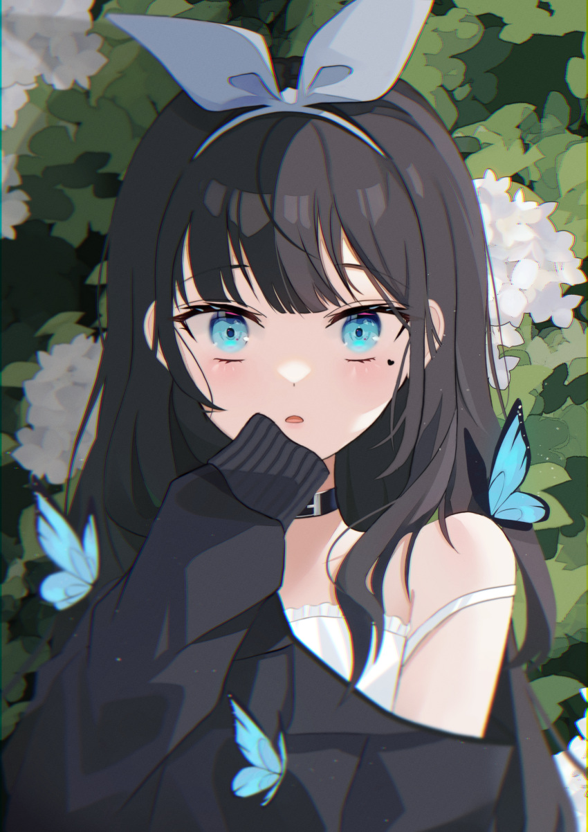 1girl aqua_eyes asymmetrical_clothes black_collar black_hair black_sweater blue_butterfly bow bow_hairband bug bush butterfly butterfly_on_shoulder camisole collar commentary facial_tattoo flower green_background hair_over_shoulder hairband hand_up heart heart_tattoo highres hydrangea komogu_(pixiv_59363256) light_blush light_particles long_hair looking_at_viewer original parted_lips raised_eyebrows single_bare_shoulder sleeves_past_fingers sleeves_past_wrists solo strap_slip surprised sweater symbol-only_commentary tattoo tsurime upper_body white_bow white_camisole white_flower