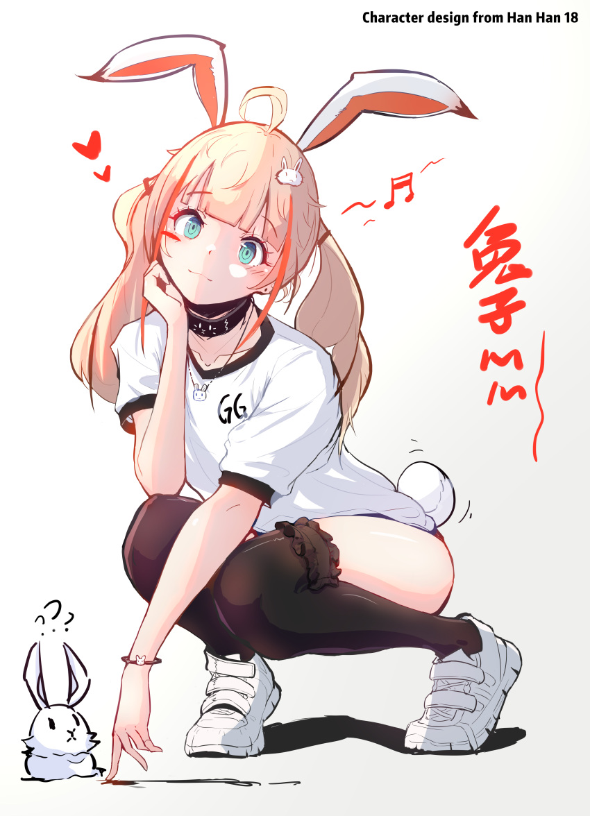 1girl absurdres ahoge animal_ears black_choker black_thighhighs blonde_hair blue_eyes bracelet chinese_text choker closed_mouth collarbone dqrabbit gradient_background head_tilt heart highres jewelry long_hair musical_note original rabbit rabbit_ears rabbit_tail shirt shoes sidelocks smile sneakers squatting tail thighhighs thighs twintails white_footwear white_shirt